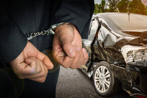退休民警駕車致一人死亡，開車致人死亡怎么判刑和賠償？