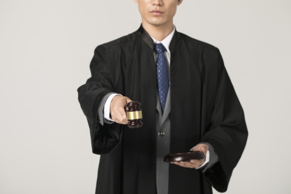 交通事故對方不愿意賠償產(chǎn)生律師費誰出