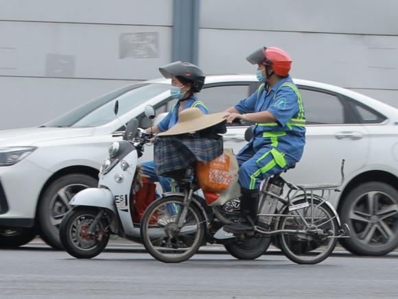騎電動車逆行