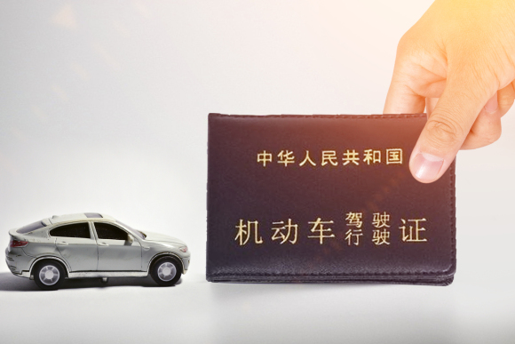 車輛沒有年審對(duì)駕駛證有影響嗎，車子沒年審被交警攔了會(huì)怎樣