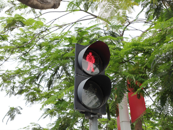 跟在大車后面闖紅燈了怎么辦