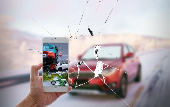 兩大媽路邊睡覺遭車輛輾軋，交通事故責任如何劃分