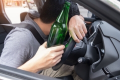 酒駕撞人輕傷逃逸要坐牢嗎，酒駕撞人輕傷逃逸怎么賠償